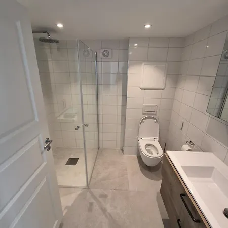 Modern Private Quiet Neighborhood Villaer *