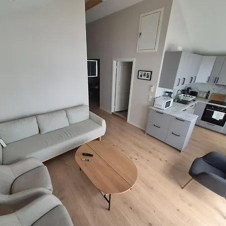 Modern Private Quiet Neighborhood Villaer *